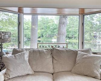 60 Shades of Water, Lake Waukewan Waterfront - Meredith - Living room