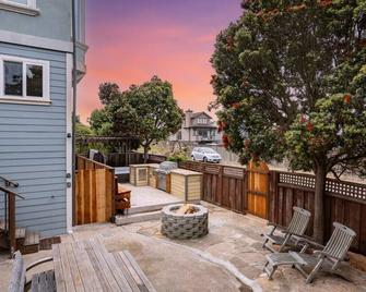 1 block to beach, Private Hot Tub, Fire Pit and BBQ - ハーフムーンベイ - バルコニー