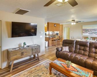 Dog-Friendly Bullhead City Home - Walk to Beach! - Bullhead City - Living room