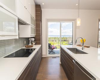 Contemporary Million Dollar View Getaway - Georgian Bluffs - Kitchen