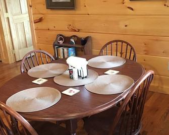 New Cabin on 12 Acres w/Hot Tub Right off the Blue Ridge Pkwy! Pastoral Bliss - Spruce Pine - Comedor