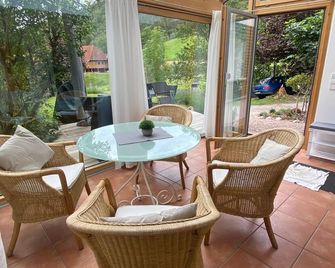 First floor apartment with bright conservatory, terrace, fireplace and WLAN - Apartment A - Neuenweg - Binnenhof
