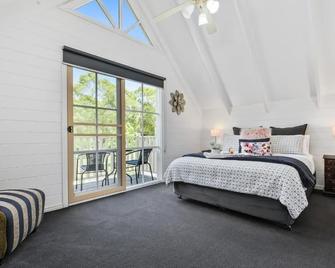 One Bedroom, Two-Storey Apartment - Traralgon - Schlafzimmer
