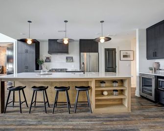 Entire Top Floor Penthouse Loft, sleeps 20 - Atlanta - Cocina