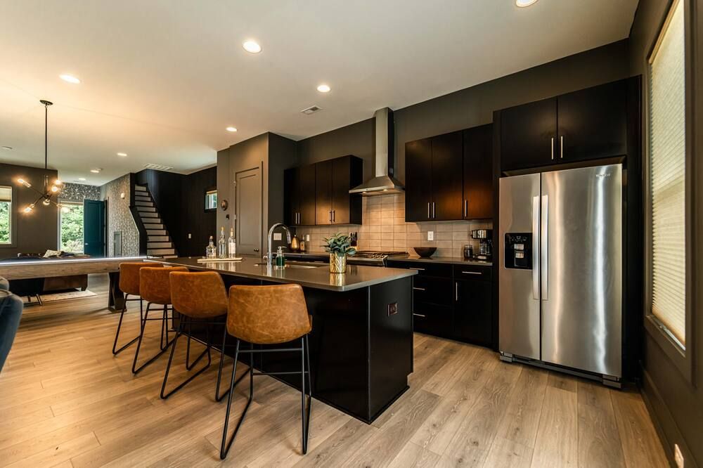 British Pub-Inspired Home - שרלוט - מטבח