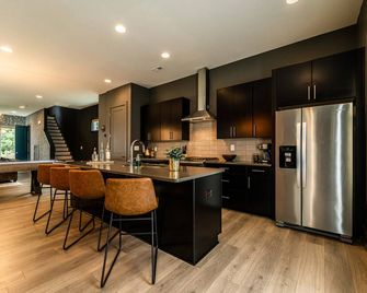 British Pub-Inspired Home - שרלוט - מטבח