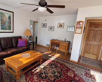 Clean Quiet and Comfortable. Family friendly. Close to Mesa Verde National Park. - Cortez - Living room