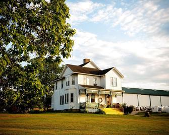 AnnaLee room at The Farmhouse Bed & Breakfast at Maple Bottom Farm - Dawson - Edificio
