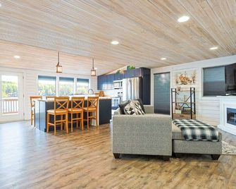 Cozy 2-bedroom house in charming Hart with AC - Hart - Living room