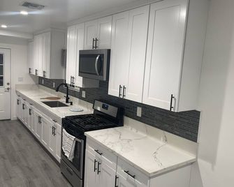 3-bedroom farm stay just 13 minutes from Santa Anita Park - Azusa - Küche