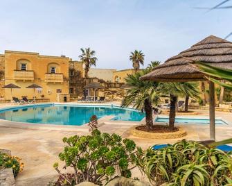 Gozo Village Holidays - Victoria - Zwembad