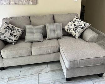 3-bedroom house in cool La Marque with WiFi, AC - La Marque - Living room