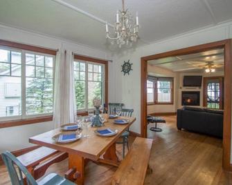 Beach-Front Private Paradise Directly on Lake Simcoe - Beaverton - Dining room