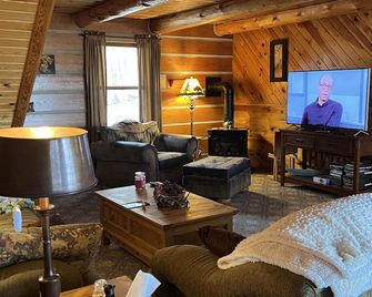 Beautiful Valhalla/Washburn area cabin with amazing views! - Washburn - Living room