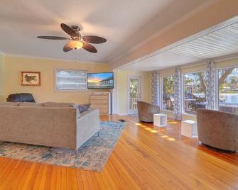 River house with 2 boat docks - Astor - Sala de estar