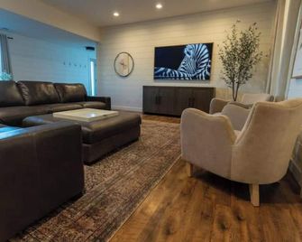 Lodge Retreat and Event Center on 30 acre Lake - Farmington - Living room