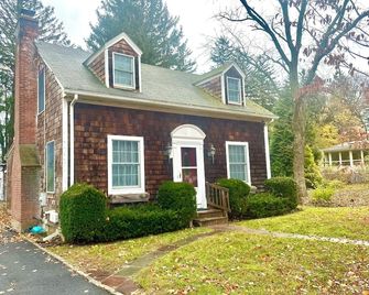 2-bedroom house near E. Greenwich, Beach walks & park trails - East Greenwich - Building