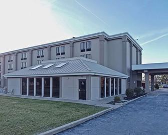 Majestica Inn and Suites - Canton - Building