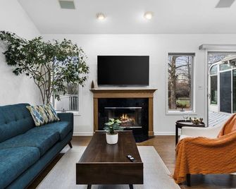 Entire Home Near Ann Arbor/ Family Friendly - Milan - Living room