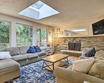 Classic Woodinville Wine Country Escape! - Woodinville - Living room