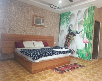 Krishna Raja Ji Downtown - Rishikesh - Bedroom