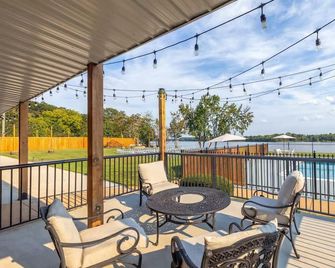 Super 8 by Wyndham Riverside AL - Riverside - Balkon