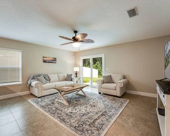Jennings Townhome - Orange Park - Living room