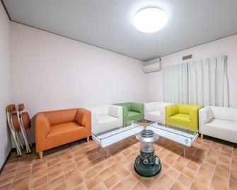 Guest House Meets Okayama - Okayama - Pokój dzienny