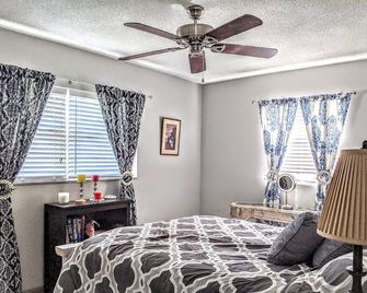 Close to Beach Hiking Boating and Biking - Palm Bay - Bedroom