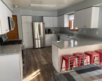 Secluded 10 acre home in the woods - Otsego - Kitchen