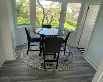 The peaceful oasis Charming 3-bedroom house with WiFi, AC in welcoming Carroll - Carroll - Dining room