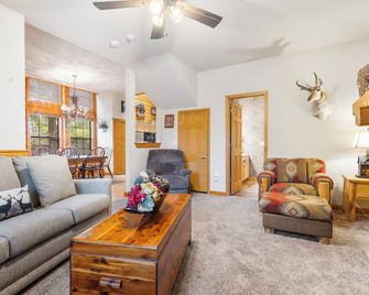 Spacious Porch and Screened Patio Retreat - Charming Rustic Cabin - Branson - Living room