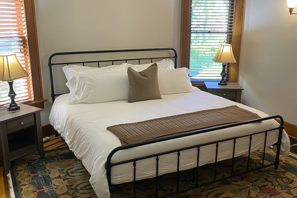Exceptional new listing Decorah Craftsman Bungalow - Decorah - Schlafzimmer