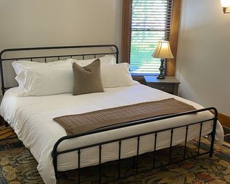 Exceptional new listing Decorah Craftsman Bungalow - Decorah - Schlafzimmer