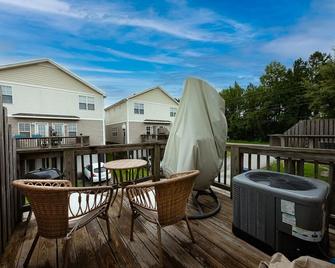 5 minutes to Cherry point! Family-sized townhouse with fireplace & balcony - Havelock - Balkon