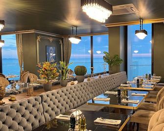 Luxury Premium Finese - Golem - Restaurante