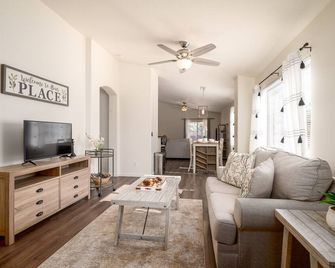 Wonderful Vacation Home! - Marana - Вітальня