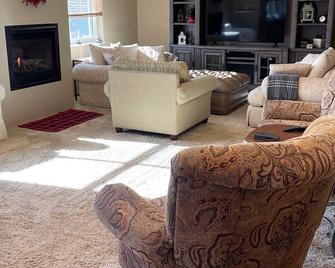 Luxury Guest Duplex - 3 Minutes from Freeway and Close to Everything Else! - South Jordan - Living room