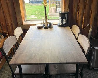 Rustic Cabin Rental with Excellent Hiking Trail Access near Augusta, Maine - Bingham - Comedor