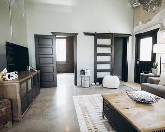 1920 Station Reno. Pet friendly! Walking distance to eats, activities, & parks. - Dickson