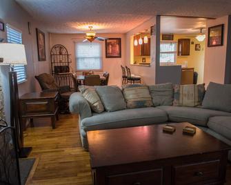 Welcoming Family Home in Amenity Filled Private Community - 1 block from Lake - Albrightsville - Sala de estar
