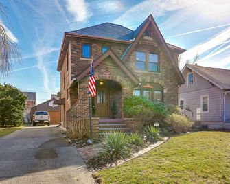 Historic Lorain Home Walk to Lake Erie! - Lorain - Edificio