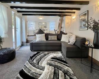 Tollgate House - Luxury Cozy Cottage - Huge Hot Tub - Alton Towers - Cheadle - Living room