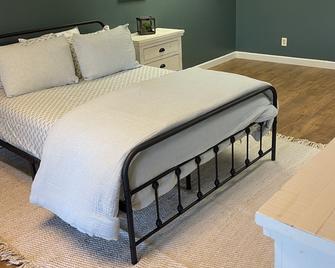 Deerfield Diary Guest Suite - Hickory - Bedroom