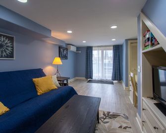 Heart of Downtown Bar Harbor - fully airconditioned - Bar Harbor - Living room