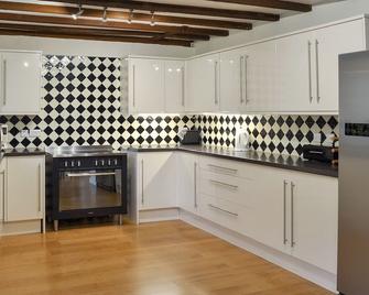 4 bedroom accommodation in Standon - Yarnfield - Cocina