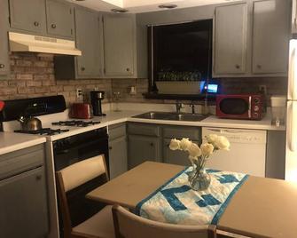 Historic Apt. In The Centre Of Elmira Heights - Elmira - Kitchen