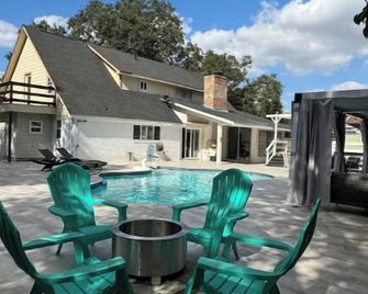 Backyard Heaven with Pool, Deck, Cabana, Firepit - Hempstead - Patio