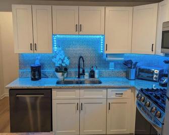 Cozy Basement Apartment! - Austell - Kitchen