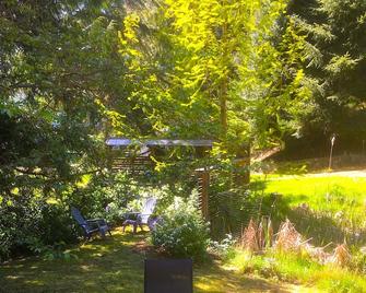 Private cottage in a quiet garden setting. Sunny, cozy, pet-friendly. - Pender Island - Outdoors view